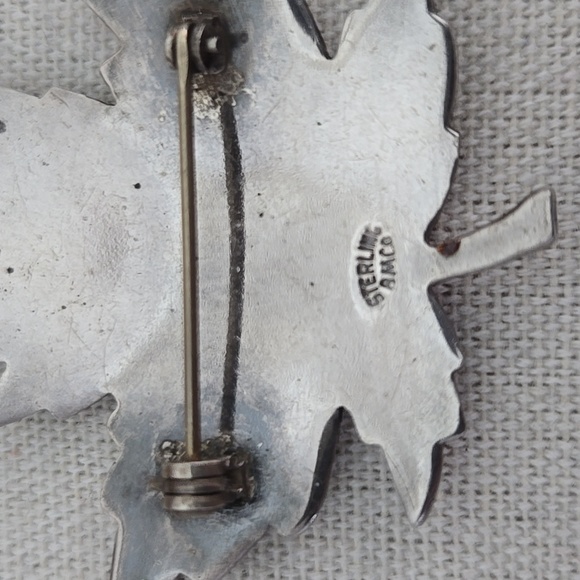 BREADNER MFG. CO CANADA STERLING SILVER & ENAMEL MAPLE LEAF BROOCH - Picture 3 of 3